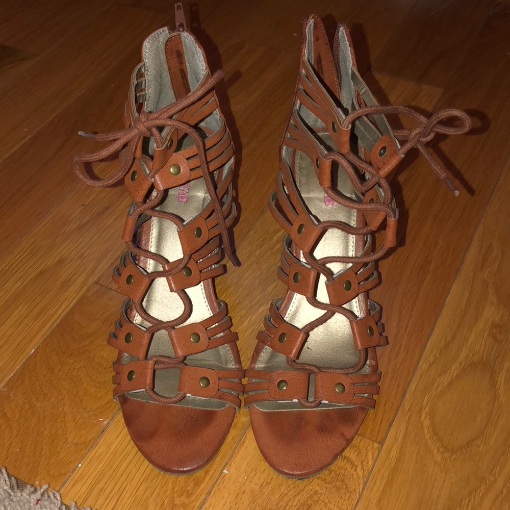 Brown tie wedges